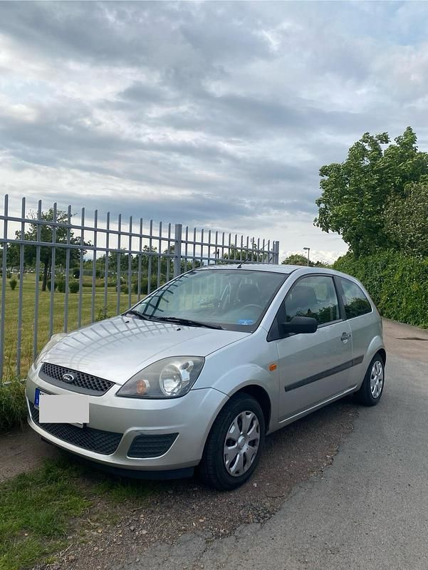 Silber Gebraucht 2007 Ford Fiesta Kleinwagen | 2.000 € (Fairer Preis) - Bild 1/4