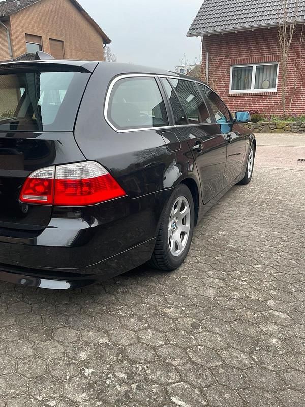 Gebraucht BMW 523 177 PS (130 kW) 2006 Schwarz Kombi