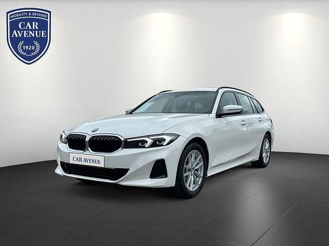 Weiß (alpinweiss iii (weiß)) Gebraucht 2024 BMW 318 Shadowline Kombi | 33.950 € (Fairer Preis) - Bild 1/4
