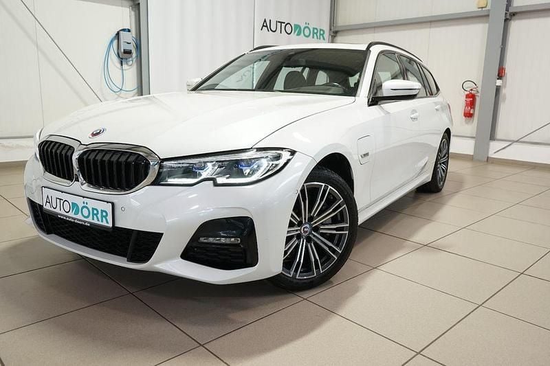 Weiß Gebraucht 2022 BMW 330e M Sport Kombi | 32.900 € (Guter Preis) - Bild 1/4