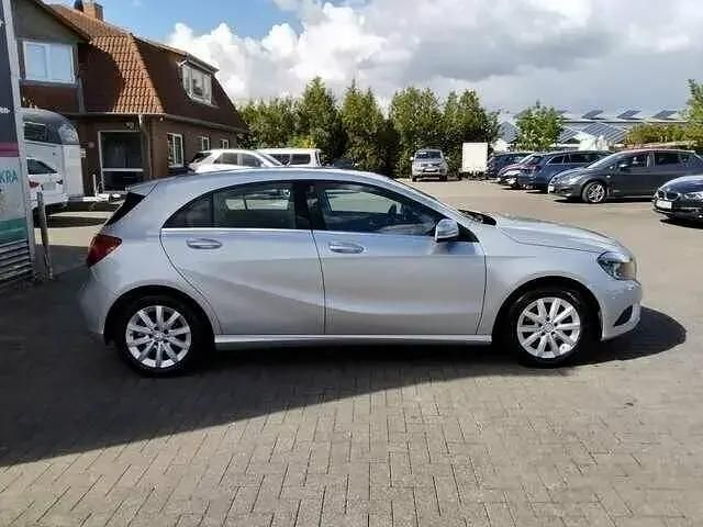 Gebraucht Mercedes A180 122 PS (89 kW) 2014 Polarsilber  metalliclack (grau) Limousine