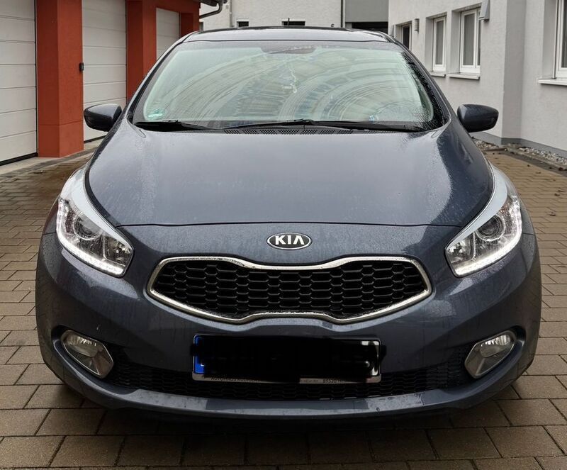 Blau Gebraucht 2015 Kia Ceed FIFA World Cup Edition Limousine | 9.890 € (Etwas zu teuer) - Bild 1/4