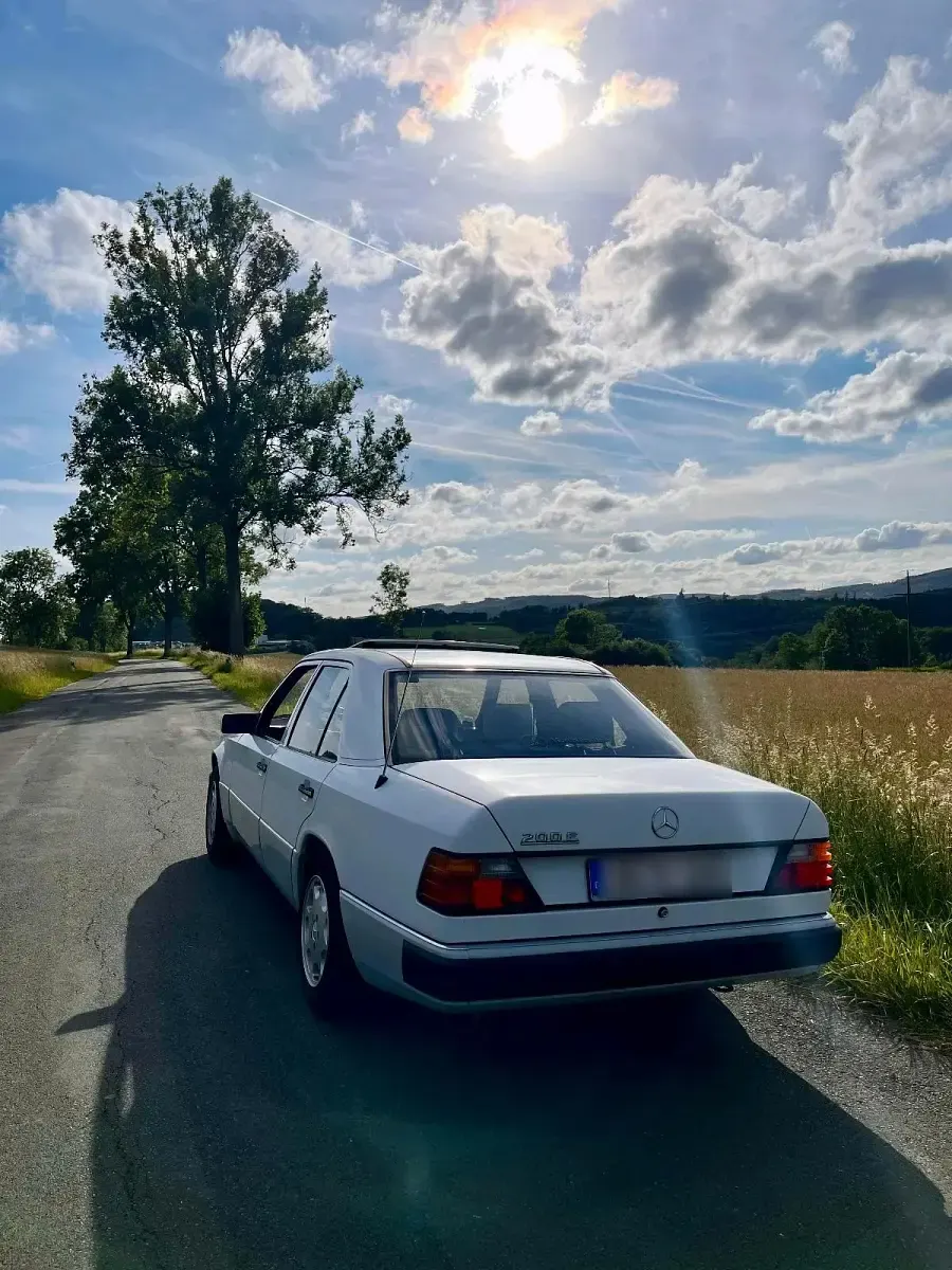 Gebraucht Mercedes E200 136 PS (100 kW) 1992 Weiß Limousine