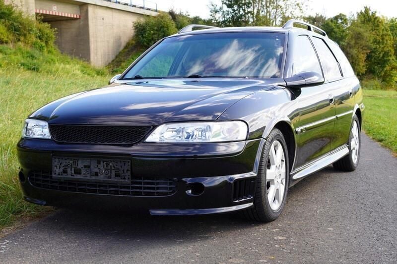 Schwarz Gebraucht 2000 Opel Vectra Kombi | 9.990 € - Bild 1/4