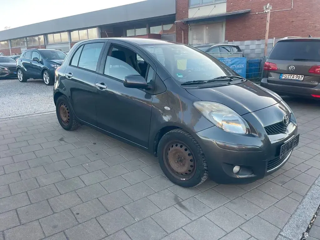 Gebraucht Toyota Yaris Life 90 PS (66 kW) 2010 Grau Kleinwagen