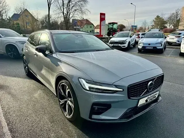 Używany Volvo V60 Plus 197 KM (144 kW) 2025 Szary Kombi