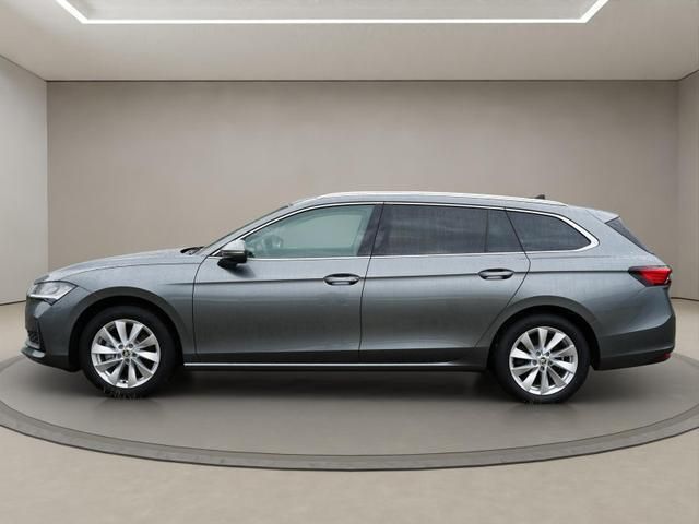 Graphite grey graphite grey Gebraucht 2024 Skoda Superb Selection Kombi | 34.898 € (Fairer Preis) - Bild 1/4