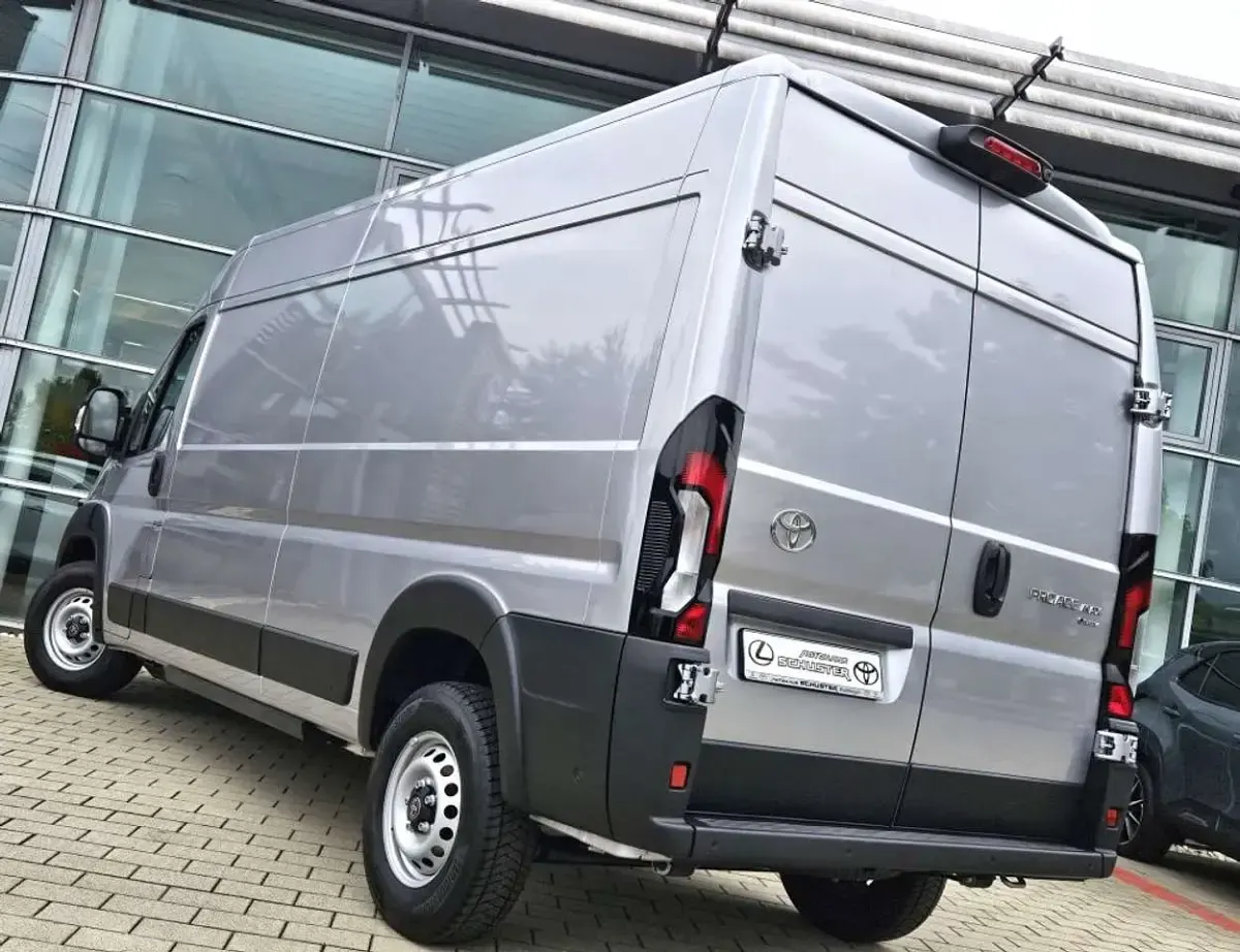 Neu Toyota Proace 205 kW (279 PS) 2026 Silver shadow Van / Kleinbus