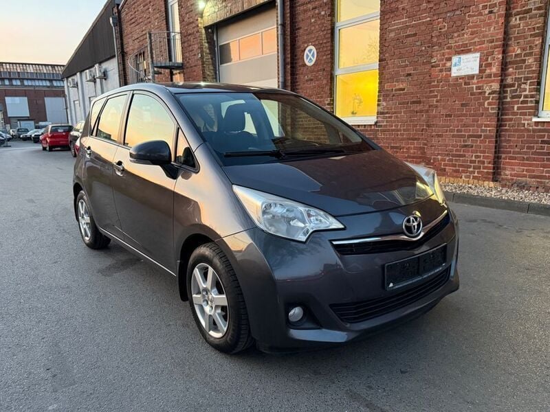 Grau Gebraucht 2011 Toyota Verso-S Van / Kleinbus | 5.590 € (Fairer Preis) - Bild 1/4