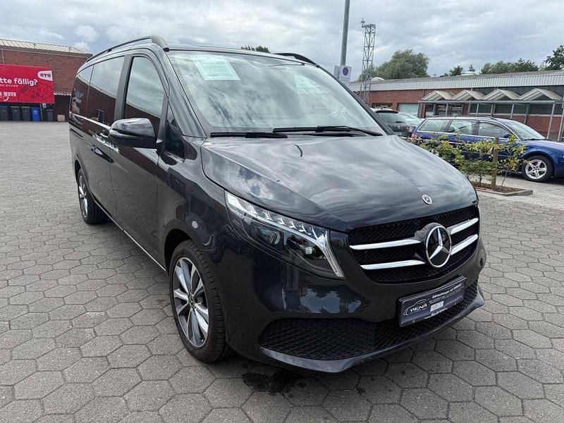 Grau Gebraucht 2023 Mercedes V300 Edition Van / Kleinbus | 56.900 € (Guter Preis) - Bild 1/4