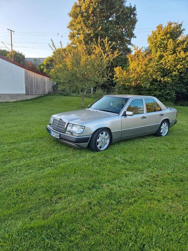 Gebraucht 1993 Mercedes E280 Limousine | 8.399 € - Bild 1/4