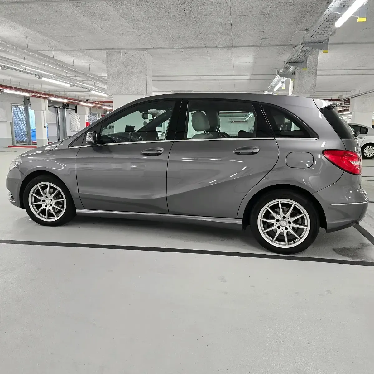 Gebraucht Mercedes B180 109 PS (80 kW) 2013 Grau Kleinwagen