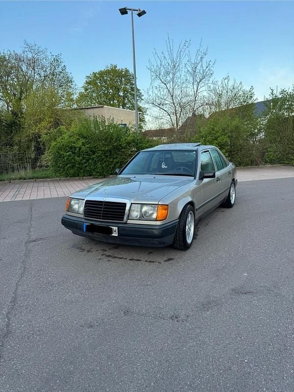 Braun Gebraucht 1988 Mercedes E260 Limousine | 6.249 € - Bild 1/4