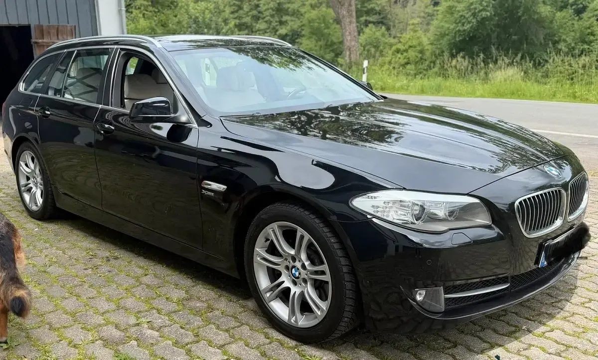Gebraucht BMW 530 258 PS (189 kW) 2011 Schwarz Kombi