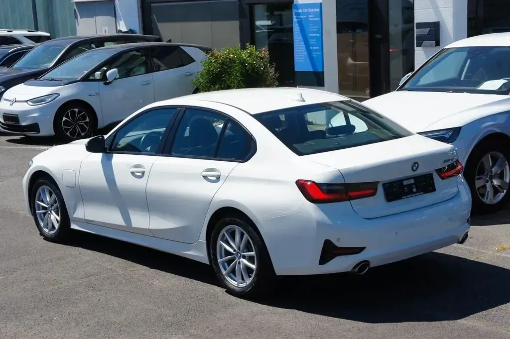 Gebraucht BMW 330 Advantage 252 PS (185 kW) 2021 Weiß Limousine