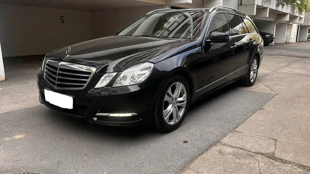 Gebraucht Mercedes E220 Avantgarde 170 PS (125 kW) 2012 Schwarz Limousine