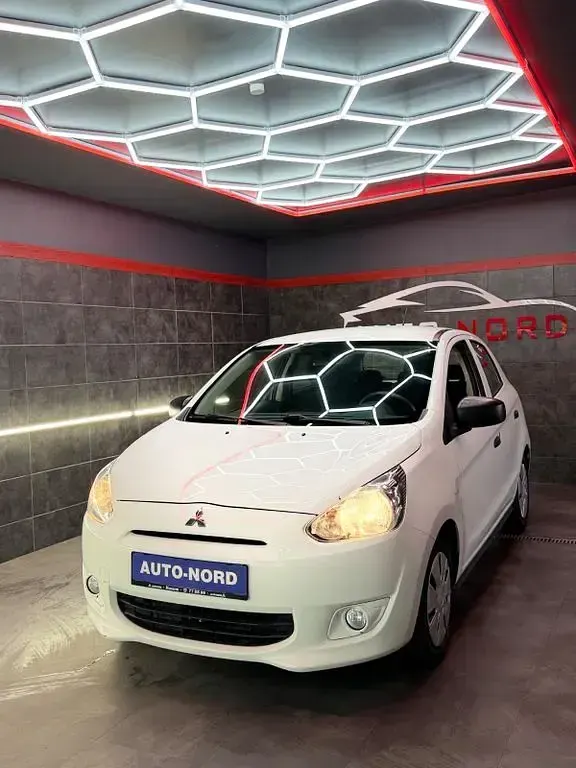 Gebraucht Mitsubishi Space Star Basis 71 PS (52 kW) 2015 Weiß Limousine