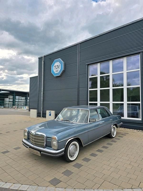 Blau Gebraucht 1976 Mercedes W115 Limousine | 8.990 € - Bild 1/4