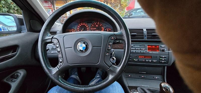 Schwarz Gebraucht 1998 BMW 328 Limousine | 6.250 € (Fairer Preis) - Bild 1/4