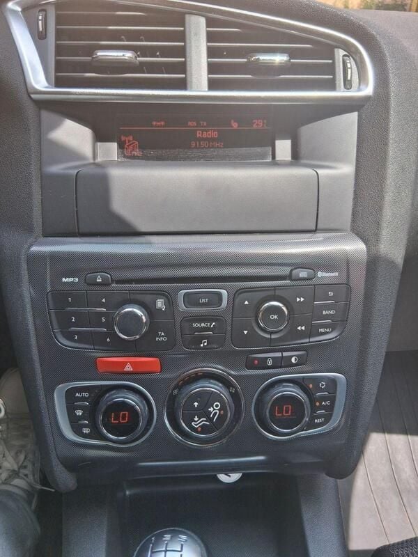 Rot Gebraucht 2014 Citroën C4 Attraction Limousine | 3.500 € - Bild 1/4