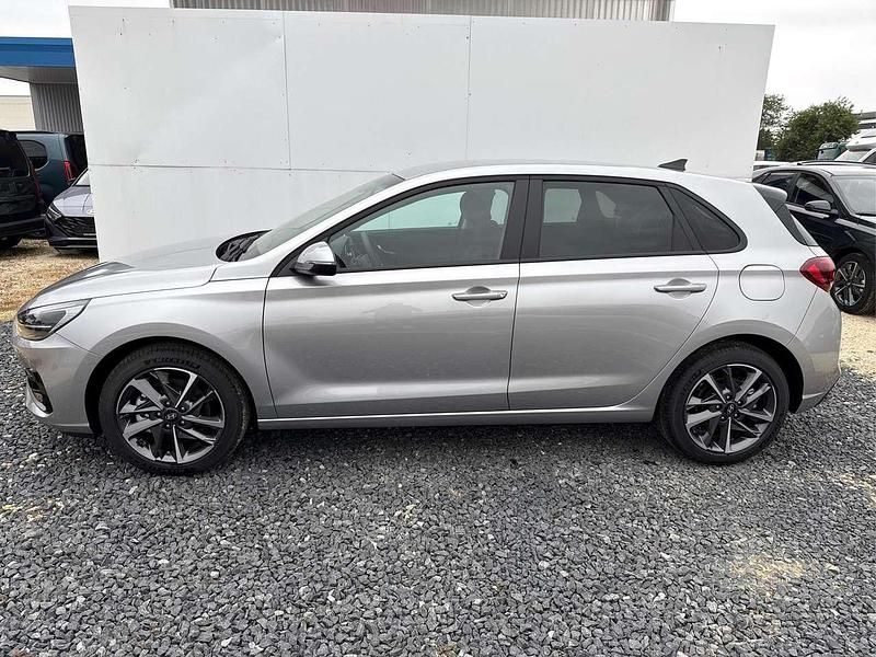 Neu Hyundai i30 Edition 95 PS (69 kW) 2025 Shimmering silver r2t Limousine