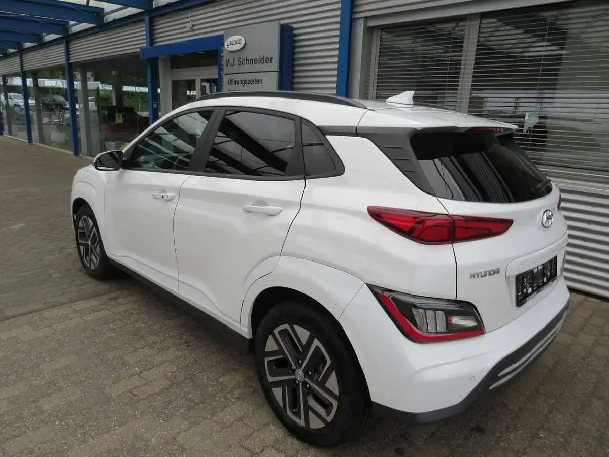 Gebraucht Hyundai Kona Trend 100 kW (136 PS) 2023 Atlas white / sol SUV