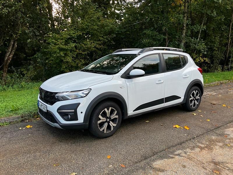 Weiß Gebraucht 2022 Dacia Sandero Stepway Kleinwagen | 13.555 € (Fairer Preis) - Bild 1/4