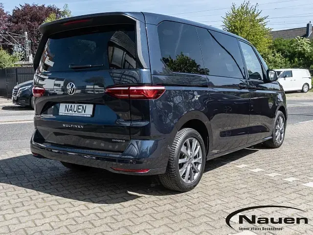 Second-hand VW Multivan Energetic 218 CP (160 kW) 2022 Albastru Monovolum