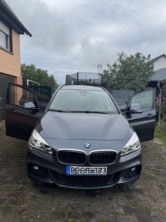 Grau Gebraucht 2016 BMW 220 Gran Tourer M Sport Van / Kleinbus | 17.000 € (Fairer Preis) - Bild 1/4