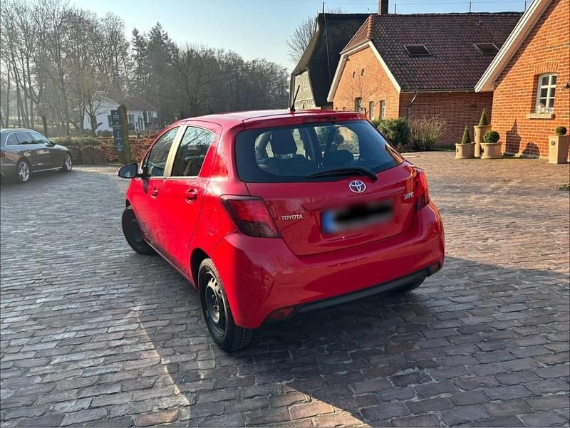 Gebraucht Toyota Yaris 99 PS (72 kW) 2016 Rot Kleinwagen