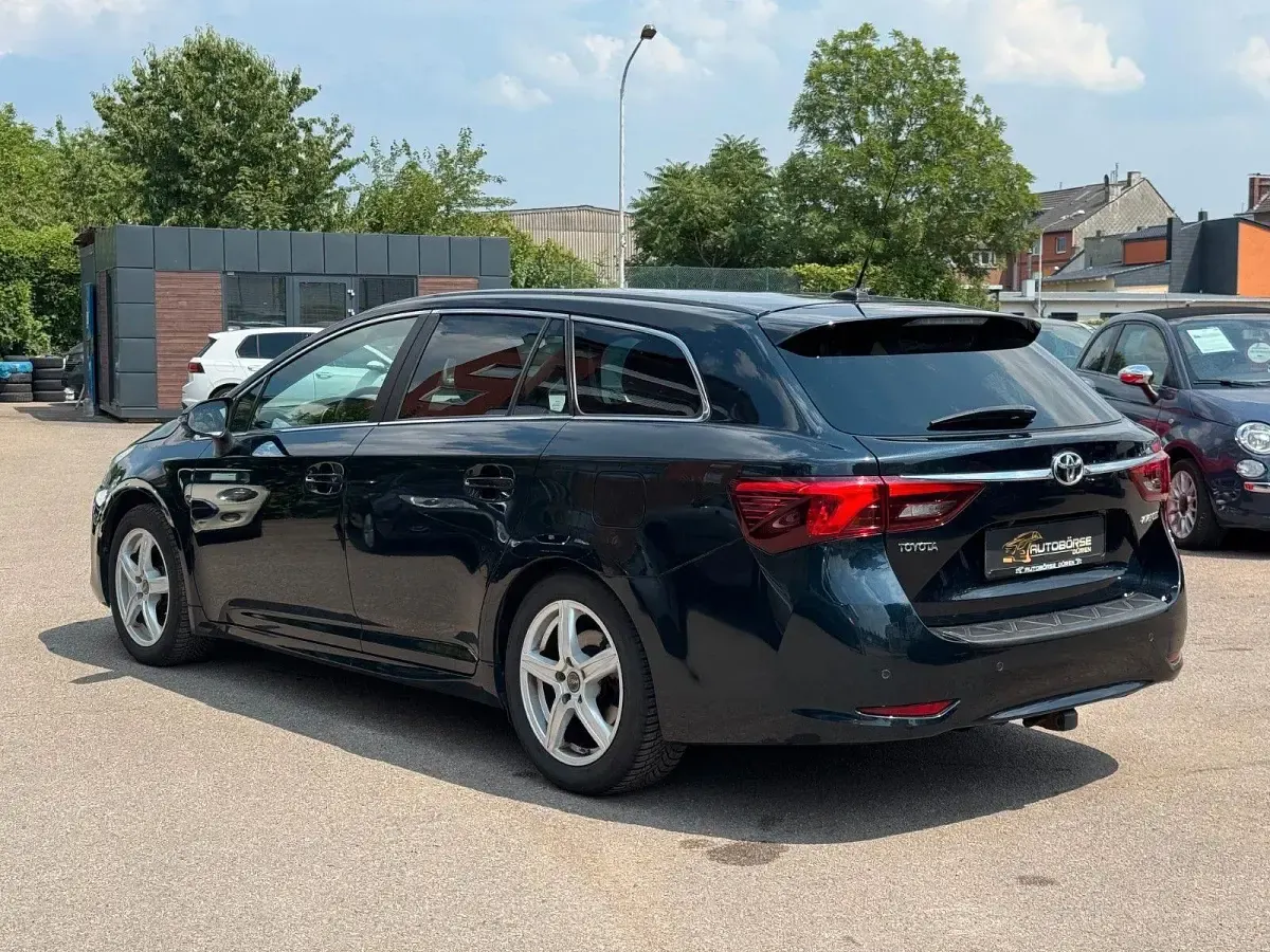 Gebraucht Toyota Avensis Edition 143 PS (105 kW) 2015 Grün Kombi