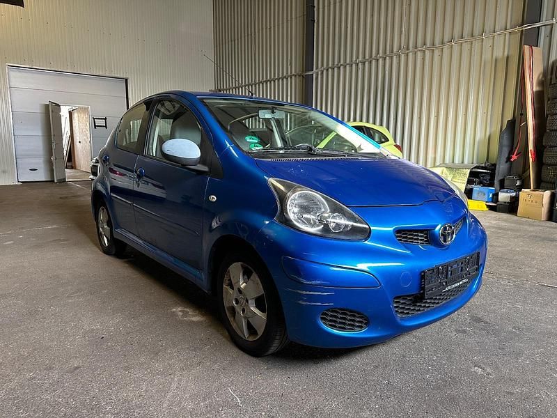 Gebraucht Toyota Aygo 68 PS (50 kW) 2009 Blau Kleinwagen