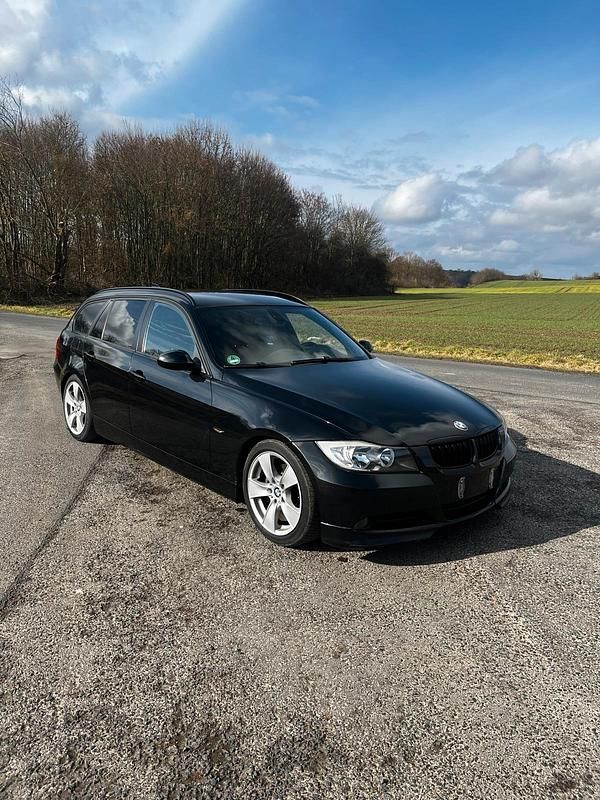 Gebraucht BMW 320 163 PS (119 kW) 2007 Schwarz Kombi