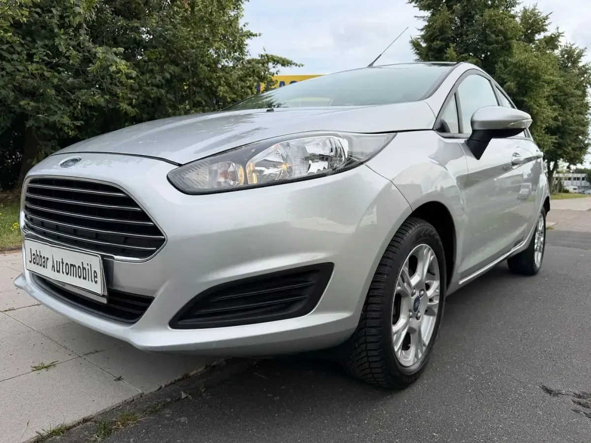 Gebraucht Ford Fiesta Trend 80 PS (58 kW) 2015 Grau Kleinwagen