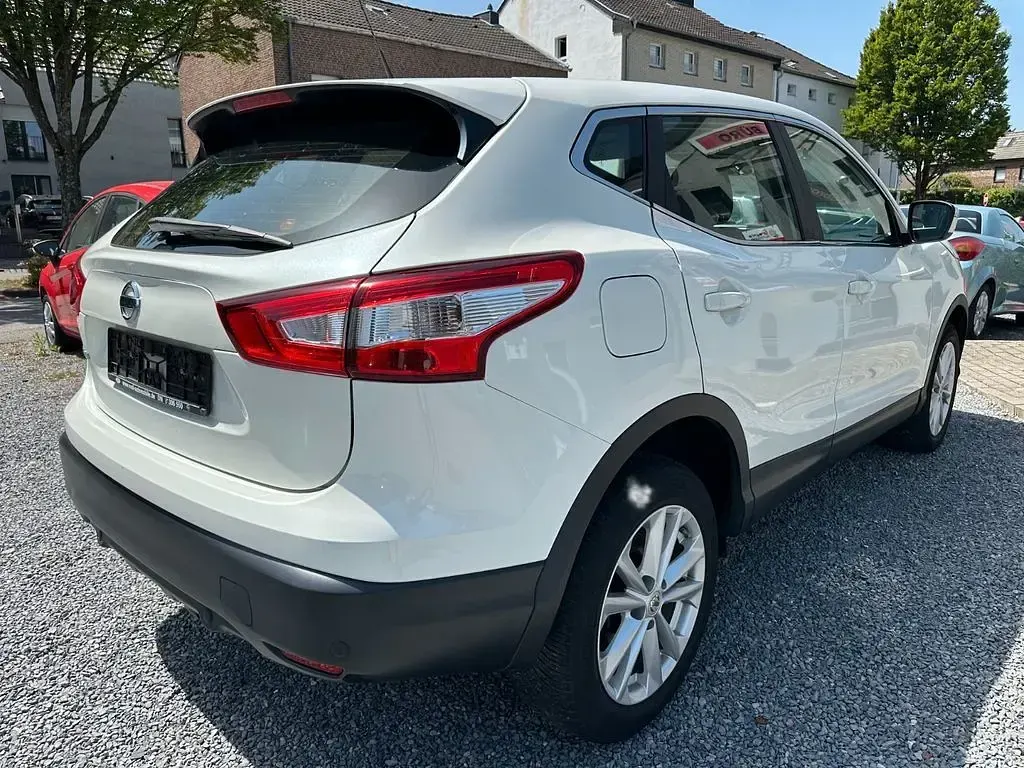 Gebraucht Nissan Qashqai Acenta 131 PS (96 kW) 2015 Weiß SUV