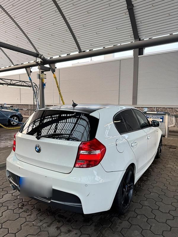 Weiß Gebraucht 2011 BMW 118 M Sport Kleinwagen | 7.900 € (Fairer Preis) - Bild 1/4