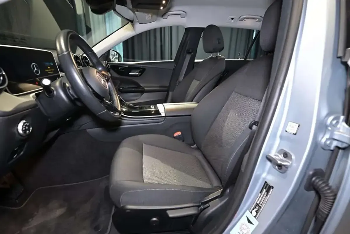 Gebraucht Mercedes C200 163 PS (119 kW) 2023 Metalliclack hightechsilber Limousine