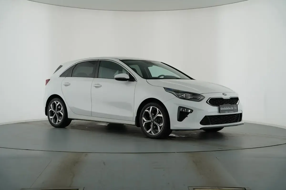 Gebraucht Kia Ceed 140 PS (102 kW) 2019 Weiß Kleinwagen
