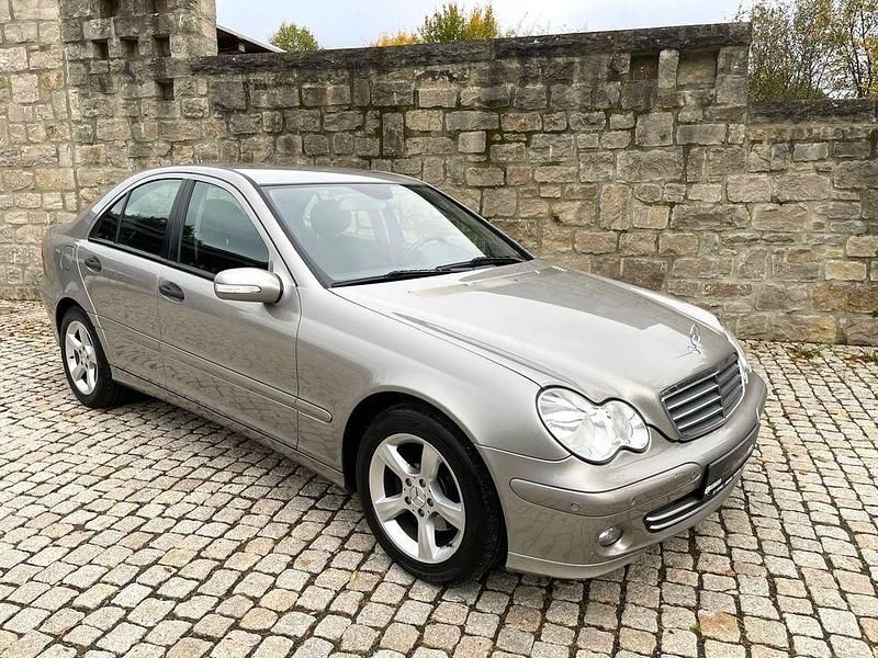 Grau Gebraucht 2007 Mercedes C180 Elegance Limousine | 4.999 € (Fairer Preis) - Bild 1/4