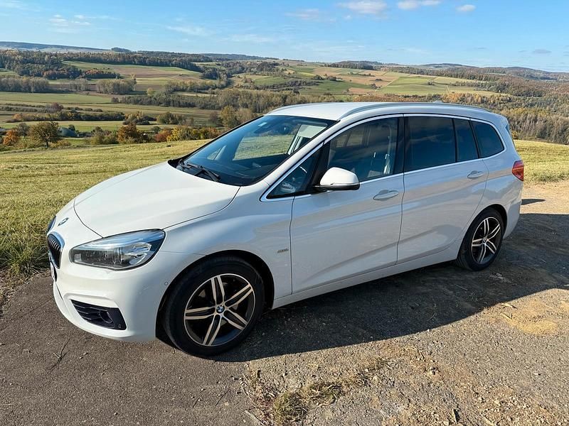 Weiß Gebraucht 2016 BMW 218 Gran Tourer Sport Line Van / Kleinbus | 13.999 € (Fairer Preis) - Bild 1/4
