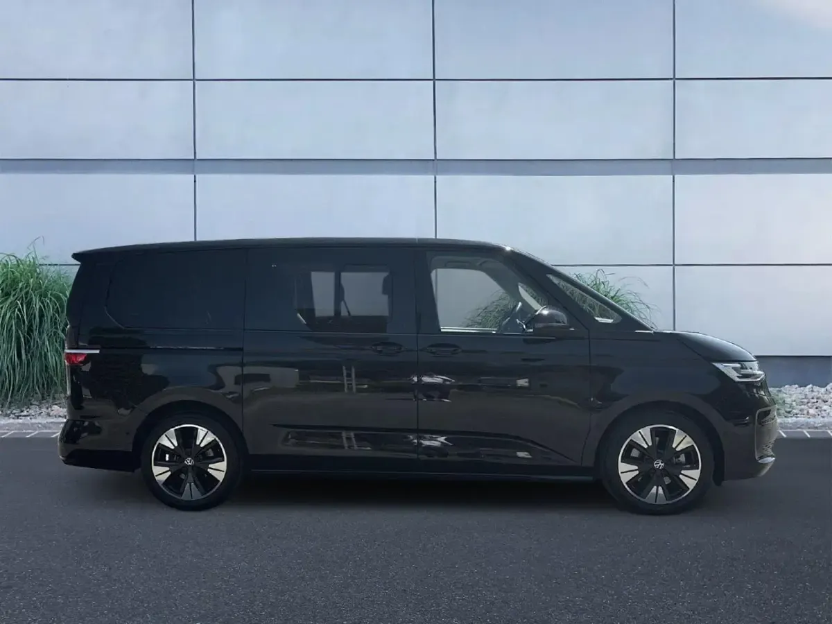 Gebraucht VW Multivan Life 150 PS (110 kW) 2025 Deep black perleffekt Van / Kleinbus