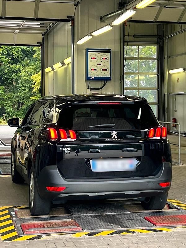Schwarz Gebraucht 2020 Peugeot 5008 Van / Kleinbus | 17.500 € (Superpreis) - Bild 1/4