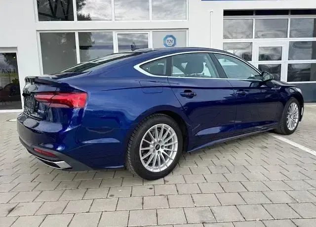 Gebraucht Audi A5 Sportback Sport 163 PS (119 kW) 2023 Blau Kleinwagen