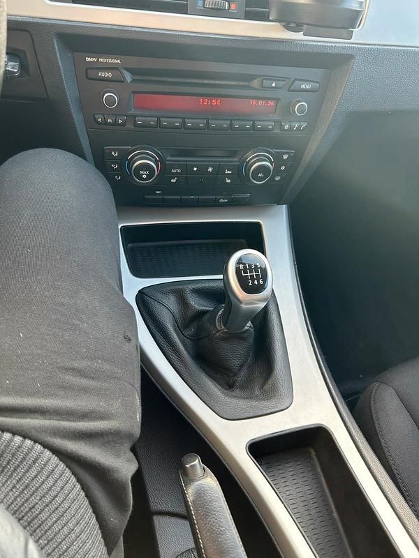 Gebraucht BMW 318 143 PS (105 kW) 2012 Schwarz Kombi