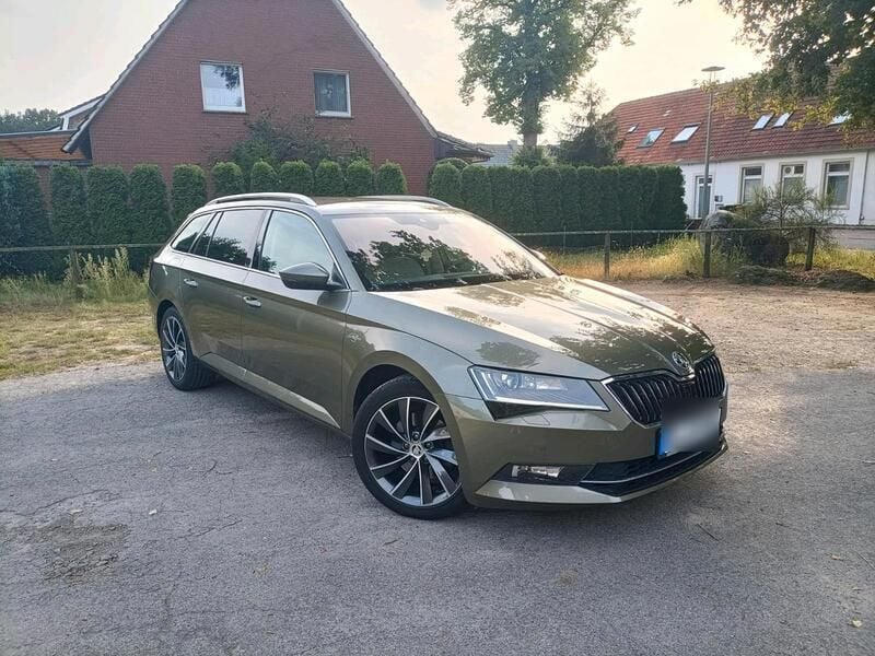 Andere außenfarben Gebraucht 2025 Skoda Superb LAURIN & KLEMENT Kombi | 16.499 € - Bild 1/4
