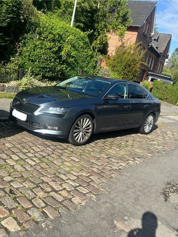 Grau Gebraucht 2017 Skoda Superb Style Limousine | 19.000 € (Fairer Preis) - Bild 1/4
