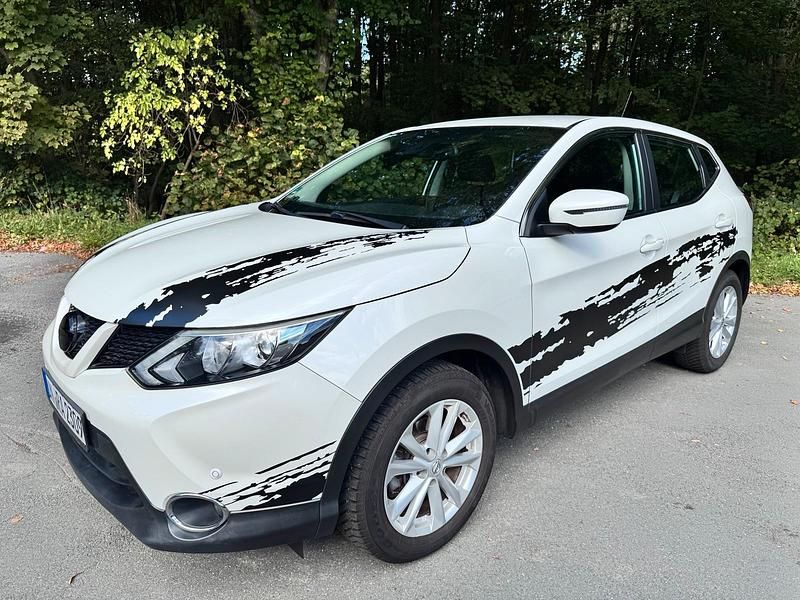Weiß Gebraucht 2015 Nissan Qashqai Acenta SUV | 11.900 € (Fairer Preis) - Bild 1/4
