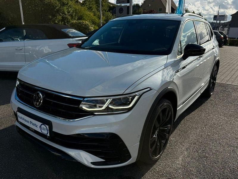 Oryxwhite perlmuttefekt Gebraucht 2022 VW Tiguan Allspace R-line SUV | 38.790 € (Fairer Preis) - Bild 1/4