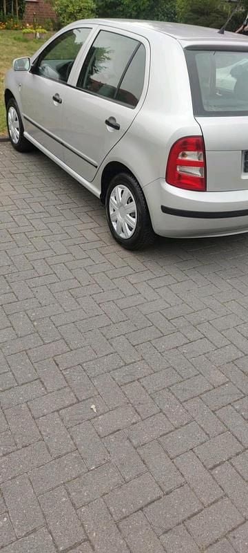 Grau Gebraucht 2001 Skoda Fabia Comfort Limousine | 888 € (Fairer Preis) - Bild 1/4
