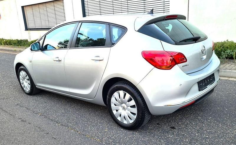 Gebraucht Opel Astra Edition 116 PS (85 kW) 2012 Silber Limousine